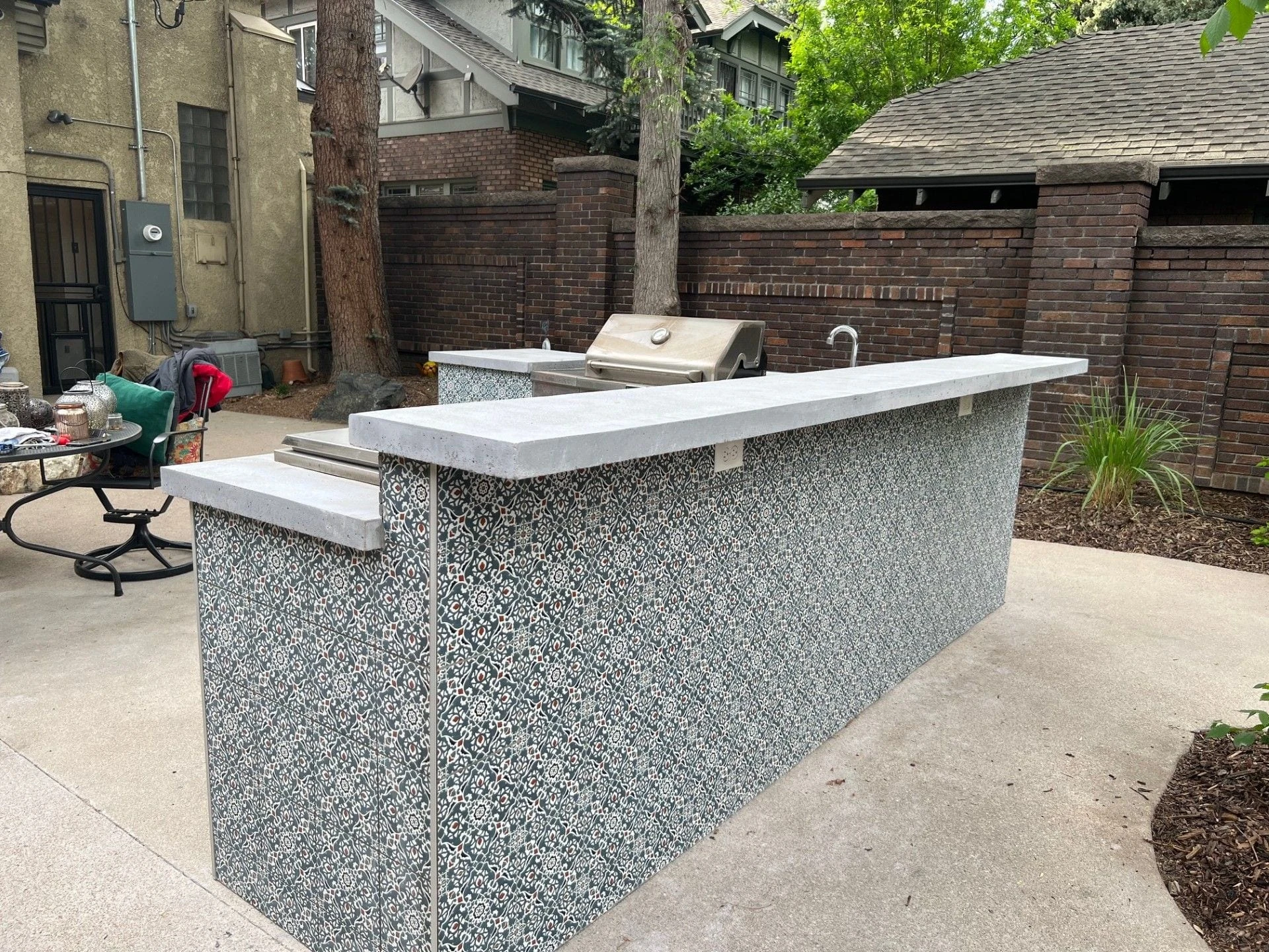 Trendy outdoor kitchen with tile