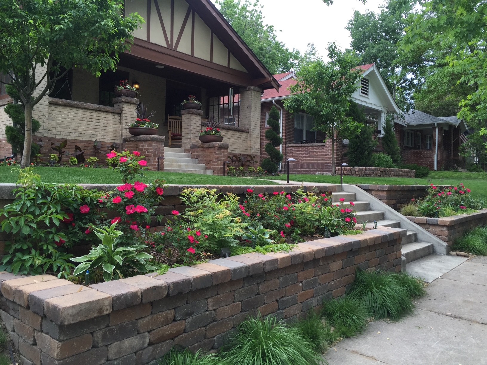 Wall block retaining wall